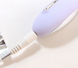 ローターはケーブルを差し込んで充電します。