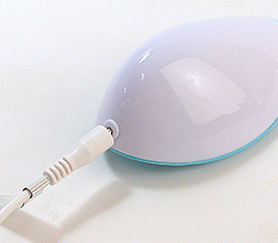 ローターはケーブルを差し込んで充電します。
