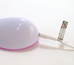 ローターはケーブルを差し込んで充電します。
