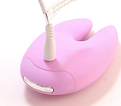 ケーブルを差し込んで充電します。