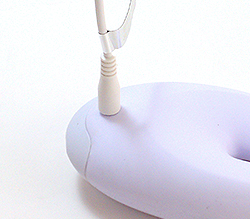 ケーブルを差し込んで充電します。
