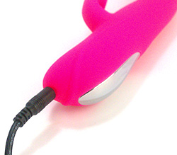 ケーブルを差し込んで充電します。充電中はボタンが点滅します。