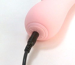 ケーブルを差し込んで充電します。充電中はボタンが点滅します。