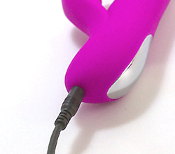ケーブルを差し込んで充電します。充電中はボタンが点滅します。