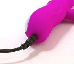 ケーブルを差し込んで充電します。充電中はボタンが点滅します。