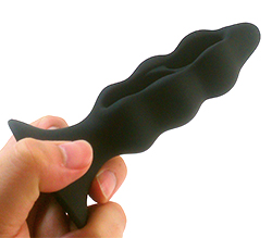 押しつぶしながら挿入して内部でプラグが膨らむ！