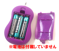 付属の単4ｘ3をセットします。