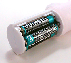 付属の単4ｘ3をセットします。