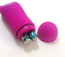 別売りの単4ｘ2をセットします。