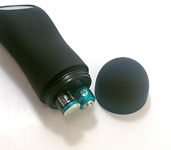 別売りの単4ｘ2をセットします。