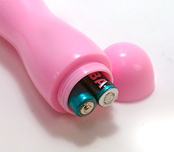 付属の単4ｘ2をセットします。