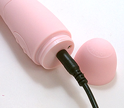 底フタを開けて充電します。