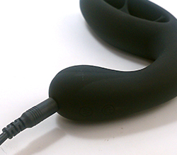 充電中は電源ボタンが赤く点灯し、点灯が消灯したら充電完了です。