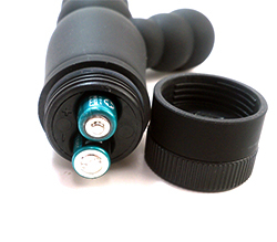 付属の単4ｘ2をセットします。