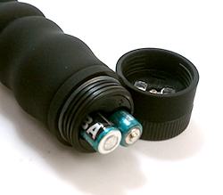 付属の単4ｘ2をセットします。