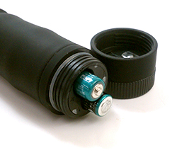 付属の単4ｘ2をセットします。