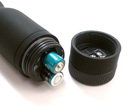 付属の単4ｘ2をセットします。