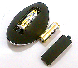 本体リモコンは23A12V電池をセットします。予備電池も1つ付いています。