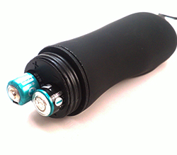 付属の単4ｘ2をセットします。