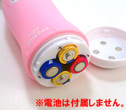 別売りの単3ｘ4をセットします。