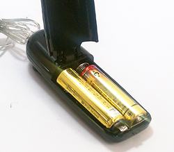 付属の単3ｘ2をセットします。