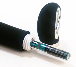 付属の単4ｘ2をセットします。