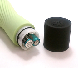 付属の単4ｘ2をセットします。