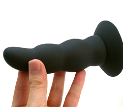 強力な吸引力の吸盤で固定できるので、いろんな体位でのプレイが可能！