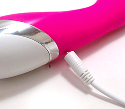 本体の背面にプラグを挿して、USBにて充電します。<br>90分の充電で約90分の連続使用が可能です。
