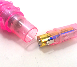 付属の単3×1をセットします。