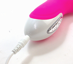 本体の底面にプラグを挿して、USBにて充電します。