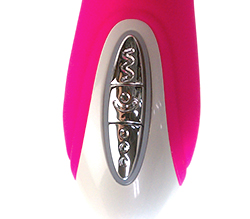 ボタン式のコントローラーで電源のON/OFF、振動パターンの切替ができます。