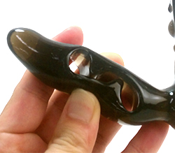 空洞をつぶして挿入しやすくし、挿入後中で広がる仕様です。