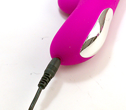 本体の底面にプラグを挿して、USBにて充電します。<br>2時間の充電で約1時間の連続使用が可能です。