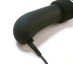 本体持ち手の下部分に充電プラグがあります。