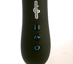 電源のオンオフ、ピストンスピード、振動パターンを３つのボタンで操作します。