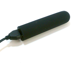 本体底面から充電します。