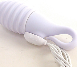 本体側面から充電します。