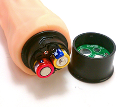 付属の単3×2をセットします。