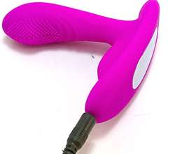 ケーブルを差し込んで充電します。