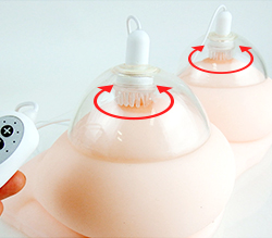 ブラシが回転して乳首を弄りまわします！