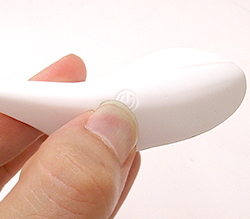 側面のここに電源ボタンがございます！