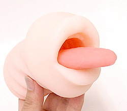 んべーと舌が突き出た造形。