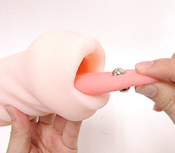 舌にはピアスに見立てた磁器ボールが付いている！