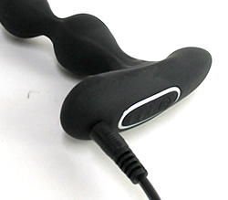本体底部に充電プラグを差し込みます。