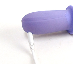 本体下の側面に充電プラグを差し込みます。