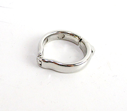 エッジフォルムで過度な圧迫感のない着け心地を実現。