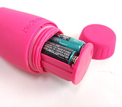 付属の単4ｘ4をセットします。