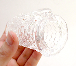 イチモツにすっぽりと被せます。