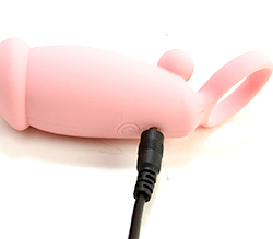 本体の上側に充電口があります。その上にON/OFFの電源ボタンがあります。